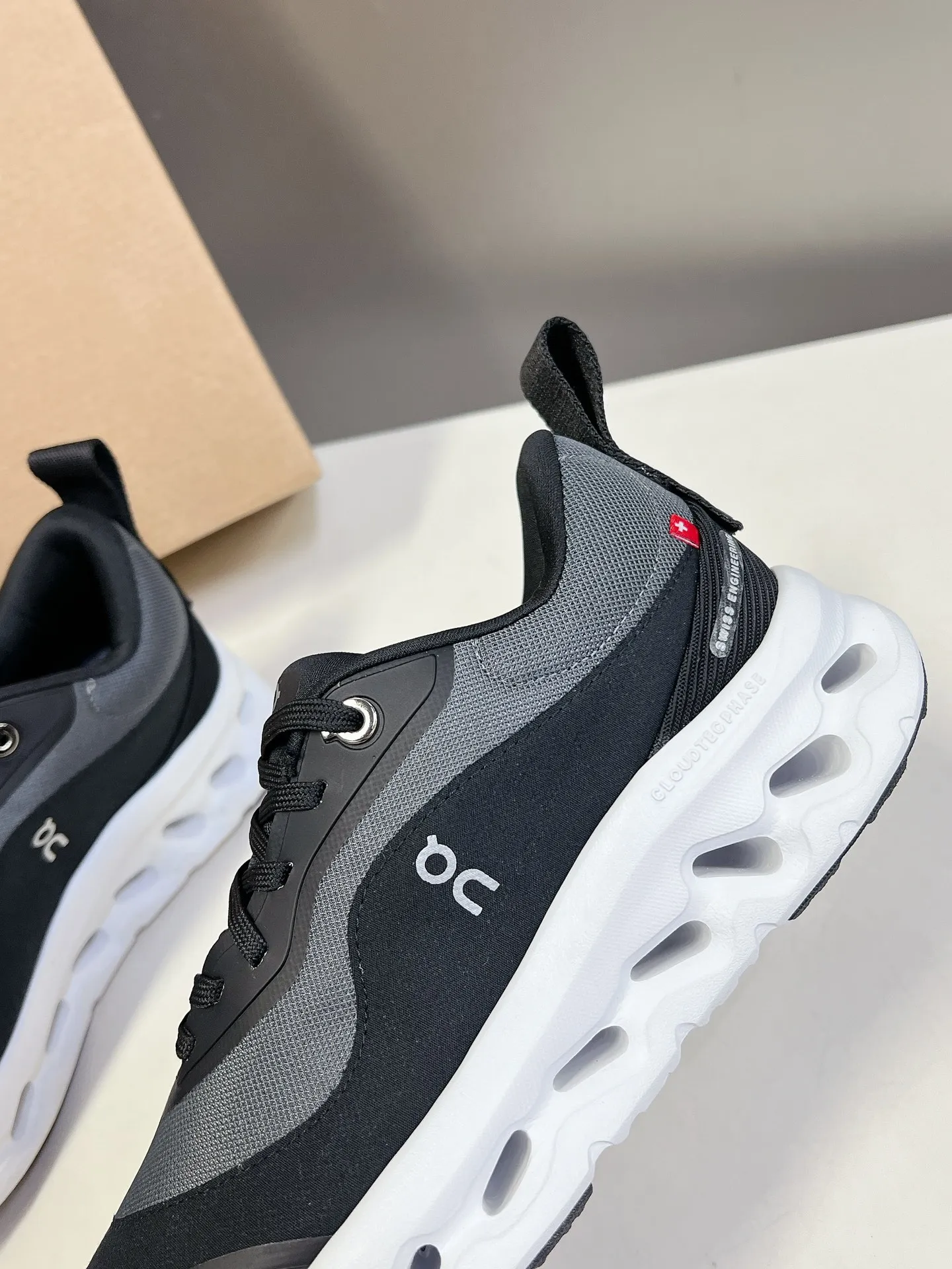 👟👟Ex-factory price 640👟👟 Loewe x on cioudtilt2.0 running shoes‼ ️Couple model Loewe Made from recycled polyester and mesh, it features an exclusive rubber sole with Loewe's classic logo printed on the side and full-coverage seam details. This cooperation combines ON's professional technology with Loewe's exquisite craftsmanship, and uses it in the production and design, specially designed for urban life and outdoor sports. Code number: 35-40, male 39-44